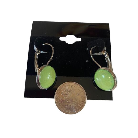 Beautiful Shade of Luminescent Green & Silver Toned Vintage Huggie Hoops. - Picture 6 of 6